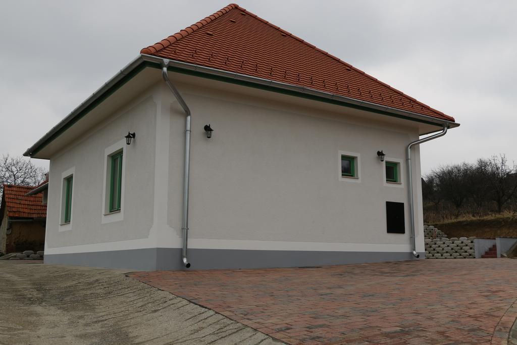 Fogado A Patkolokovacshoz Vendeghaz Szekszard Bed & Breakfast Exterior photo